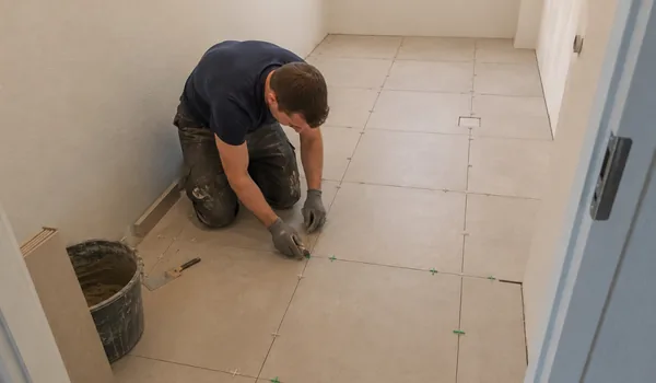 Suureformaadiliste plaatide paigaldus, suurplaadid tellitakse ainult rektifitseeritud ehk lihvitud servadega ja 2025. aasta lõpuks on neid paigaldatud 4 517 ruutmeetrit.