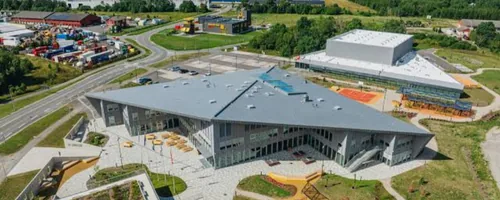 Vannitoa remont Rae vallas, Peetri uue hoone murtud joontega katus ja valge spordihall ülevalt nähtuna, Peetri uusarenduse korteris kontrollib mõõtja enne pakkumist, kas arendaja garantii vannitoale veel kehtib, 2025. aastal 14 korteris.