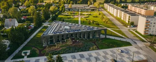 Vannitoa remont Sauel, Saue keskus ülalt nähtuna, vasakul aedlinna eramud puude vahel ja paremal pikad korterelamud, Saue eramu sauna pesuruumi seinale paigaldatakse leiliruumi ukse kõrvale külma vee kraan kibu täitmiseks.