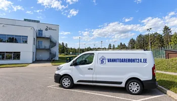 Keila muusikakooli valge hoone ja mändide ees päikesepaistelises parklas seisab valge kaubik mutrivõtme ja värvirulliga majalogoga, vannitoa ukse alla jäetud vahe ei ole ehitusviga, vaid tee, kust ventilaator värsket õhku juurde saab.
