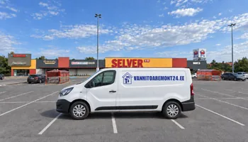 Mutrivõtme ja värvirulliga majalogo ning kiri vannitoaremont24.ee valge kaubiku küljel Peetri Selveri ees tühjas parklas, Peetri alevik jääb vahetult Tallinna piiri taha Tartu maantee ja Vana-Tartu maantee vahele.