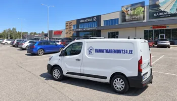 Viimsi keskuse kaubanduskeskuse sildi all päikeselises parklas seisab vannitoaremont24.ee aadressi ja mutrivõtmega majalogoga valge kaubik, mitme vannitoaga Viimsi eramu segistid ja dušikomplektid tellitakse ühest tootjaseeriast, et kõik vannitoad näeksid välja ühtemoodi.