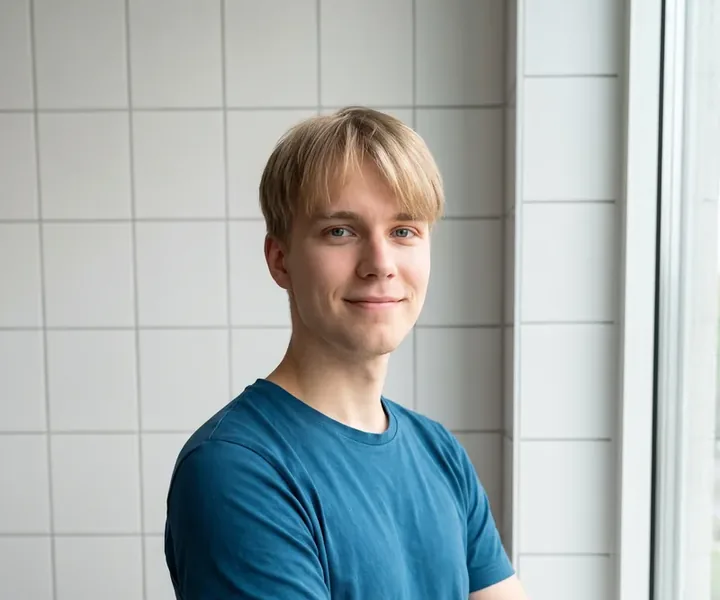 Karl Lehesalu heledate juuste ja tukaga, sinises T-särgis, seljataga valge plaatsein ja aken, suure plaadi alla kammitakse liim sirgete paralleelsete harjadena, mille vahelt pääseb õhk plaadi alt välja.