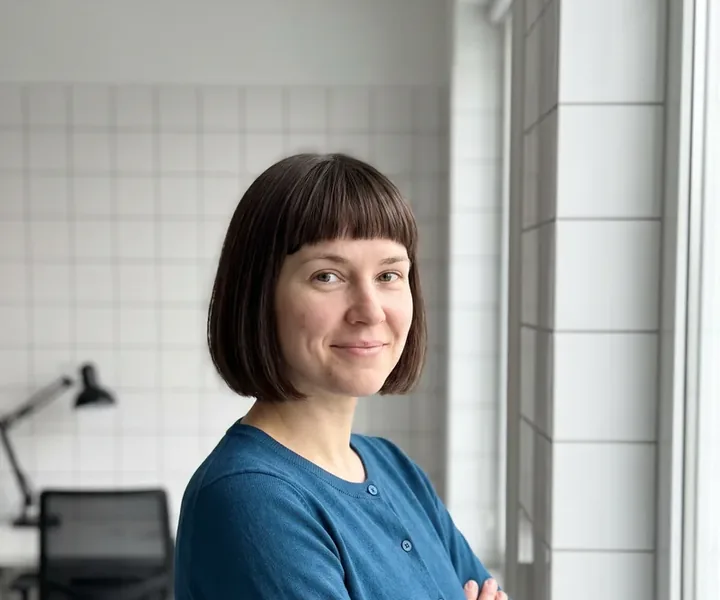 Triin Laansalu tumeda tukaga bobisoengu ja sinise kampsuniga, käed rinnal risti, kõrval aken ning taamal laualamp ja kontoritool, pakkumise plaadikogusesse arvestatakse 10 protsenti lõikevaru.